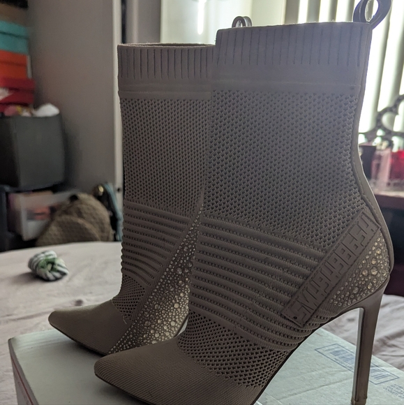 Size 7 .Worn only once, like new condition, no apparent defects. - Picture 2 of 3